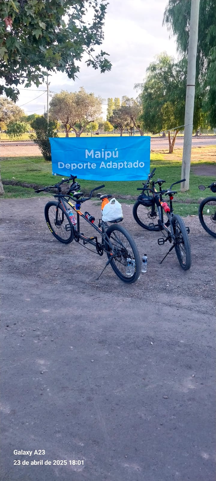El grupo Atreverse junto a sus bicicletas tándem en Maipú, Mendoza