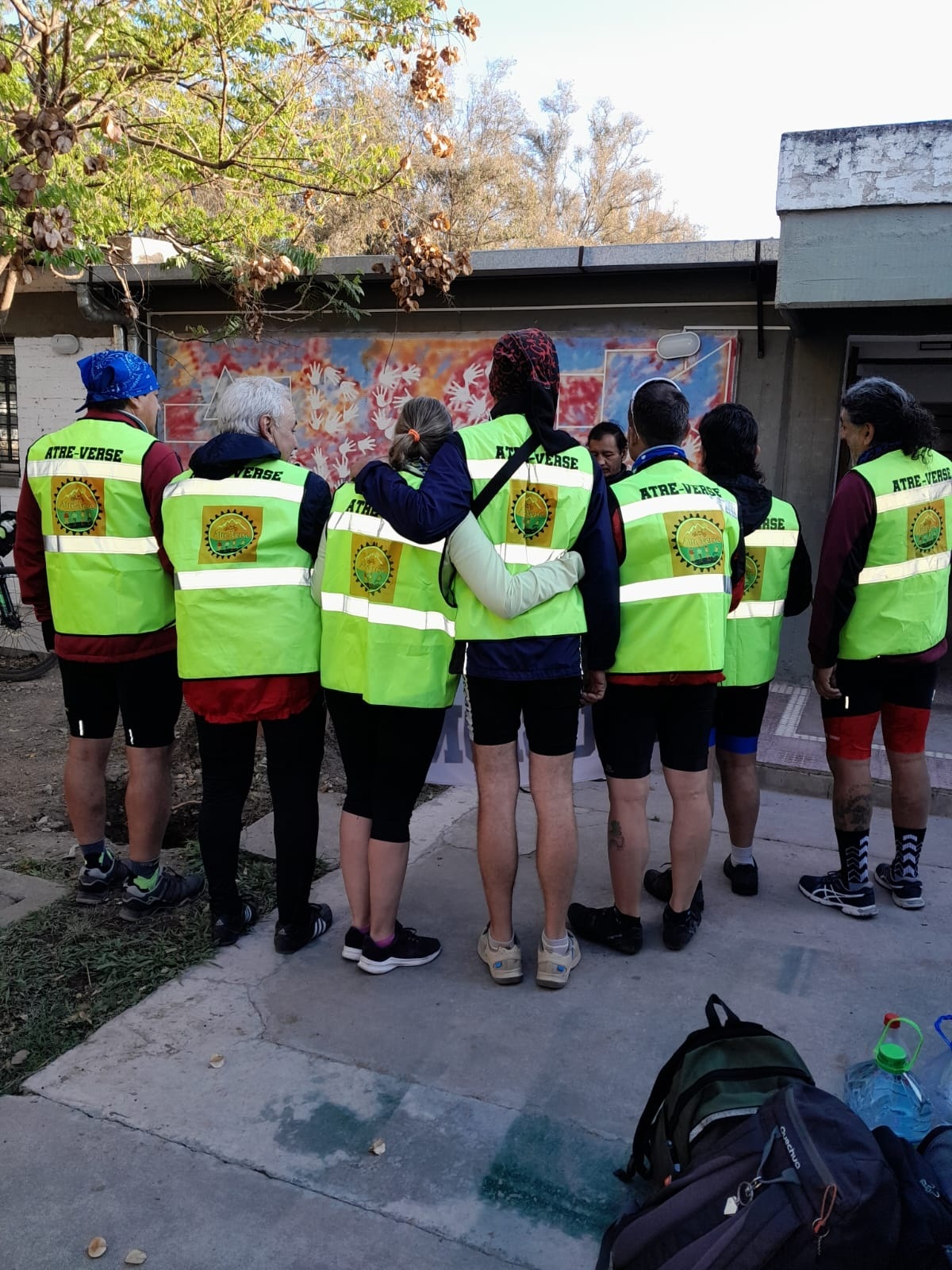 Siete ciclistas de Atreverse de espaldas contemplando un mural colorido