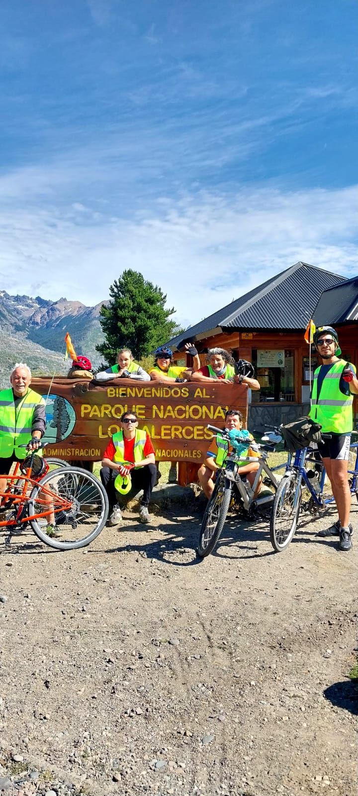 El grupo Atreverse frente al cartel de bienvenida al Parque Nacional Los Alerces