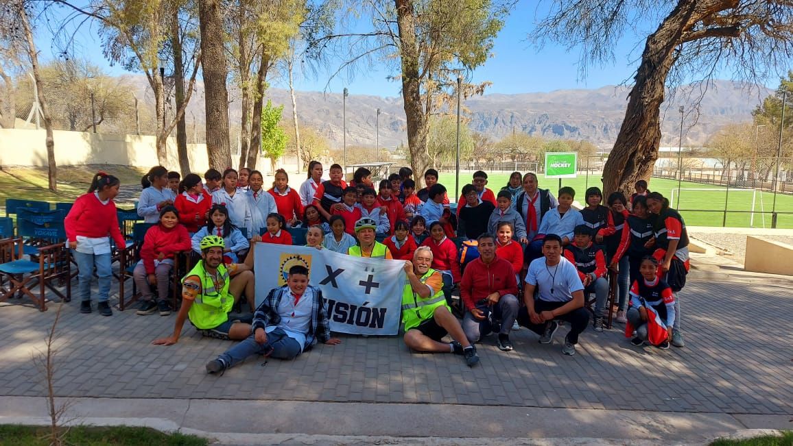 Integrantes de Atreverse junto a niños de la comunidad del norte bajo el lema Por más VISIÓN