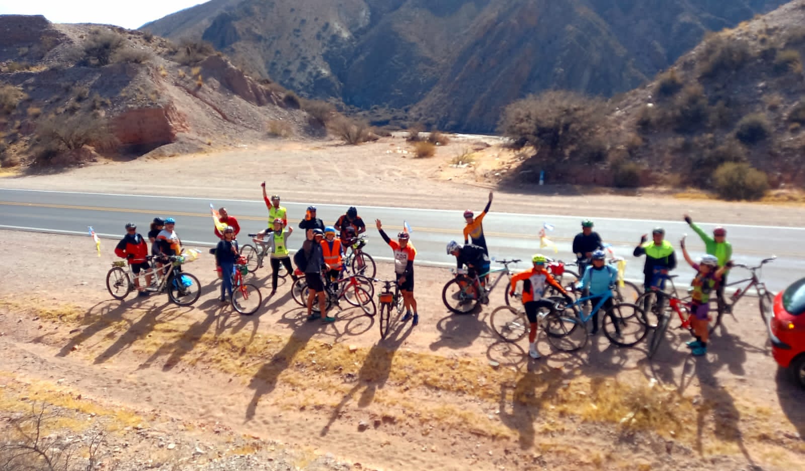 Ciclista de Atreverse pedaleando entre paisajes del norte argentino